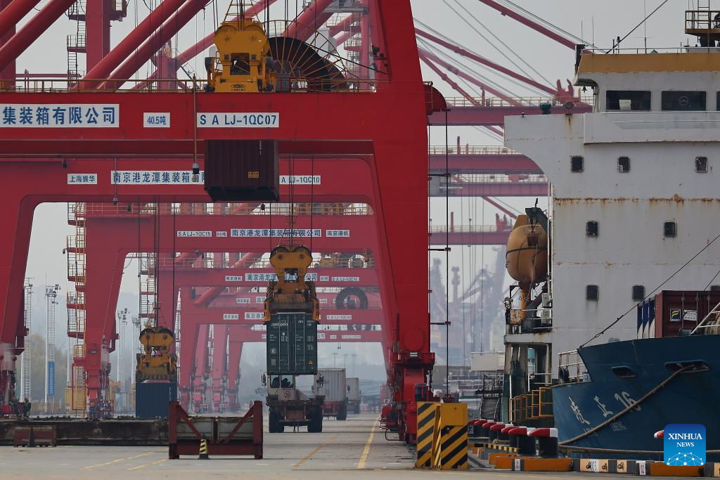 China's major ports busy at beginning of new year