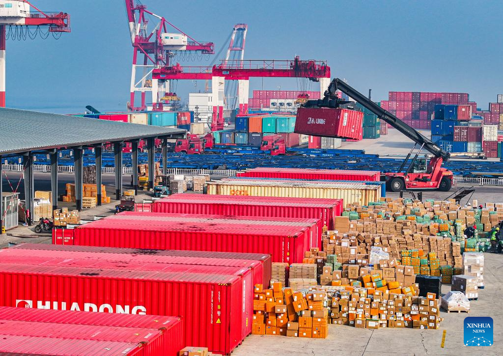 China's major ports busy at beginning of new year