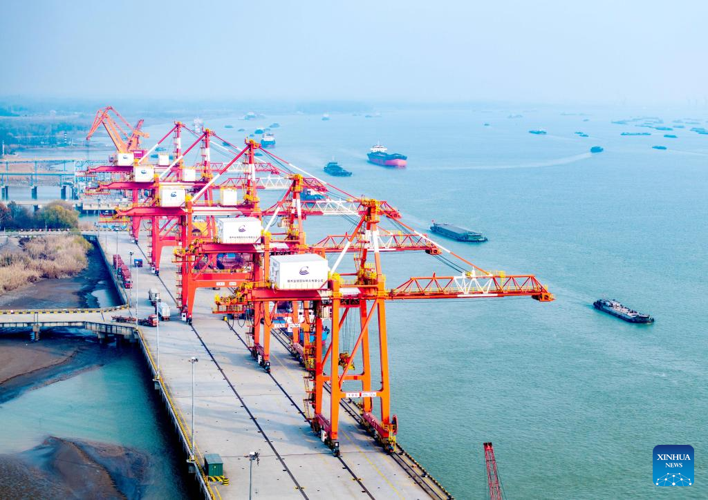 China's major ports busy at beginning of new year