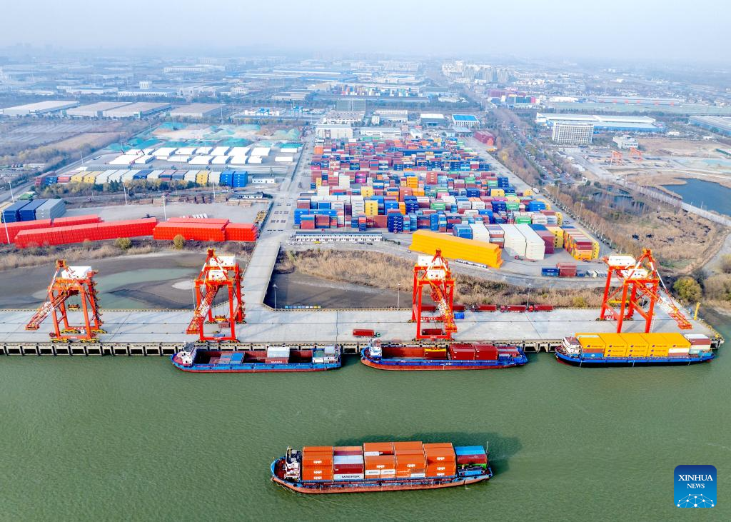 China's major ports busy at beginning of new year