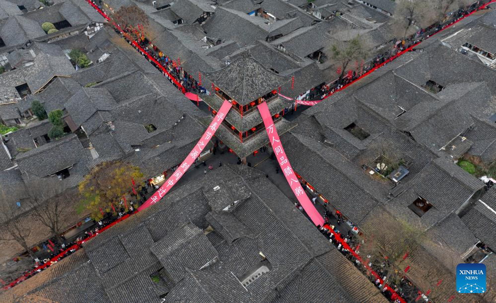 Langzhong ancient town in China's Sichuan celebrates Laba Festival