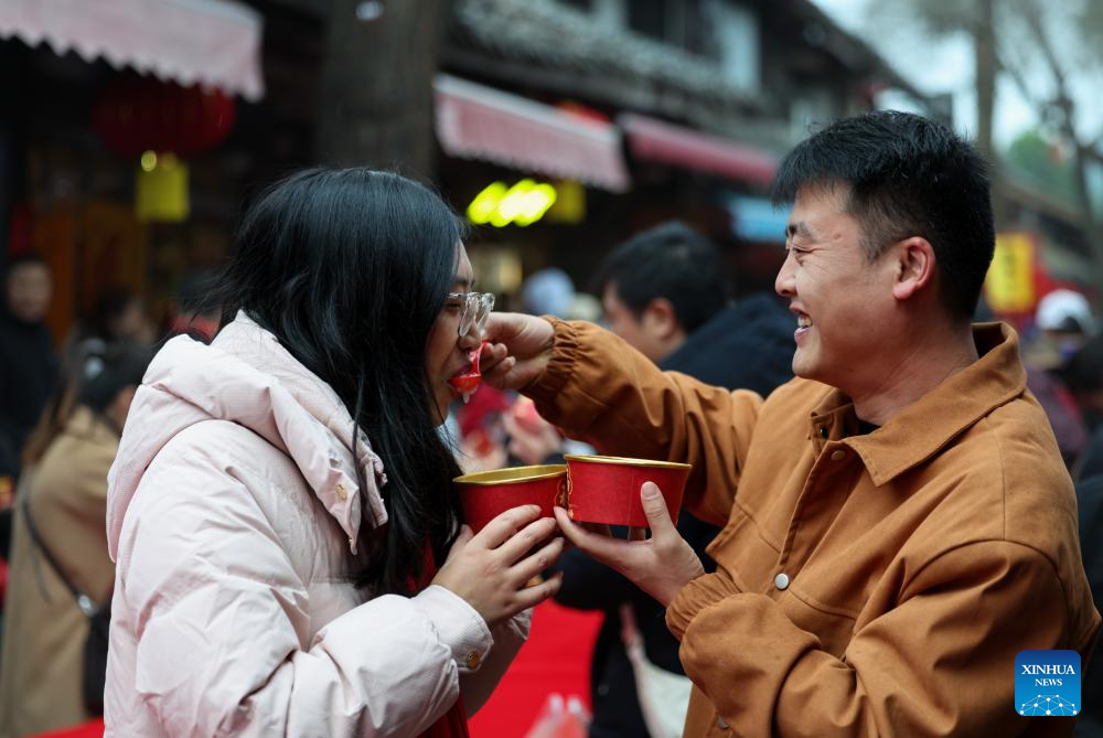 Langzhong ancient town in China's Sichuan celebrates Laba Festival