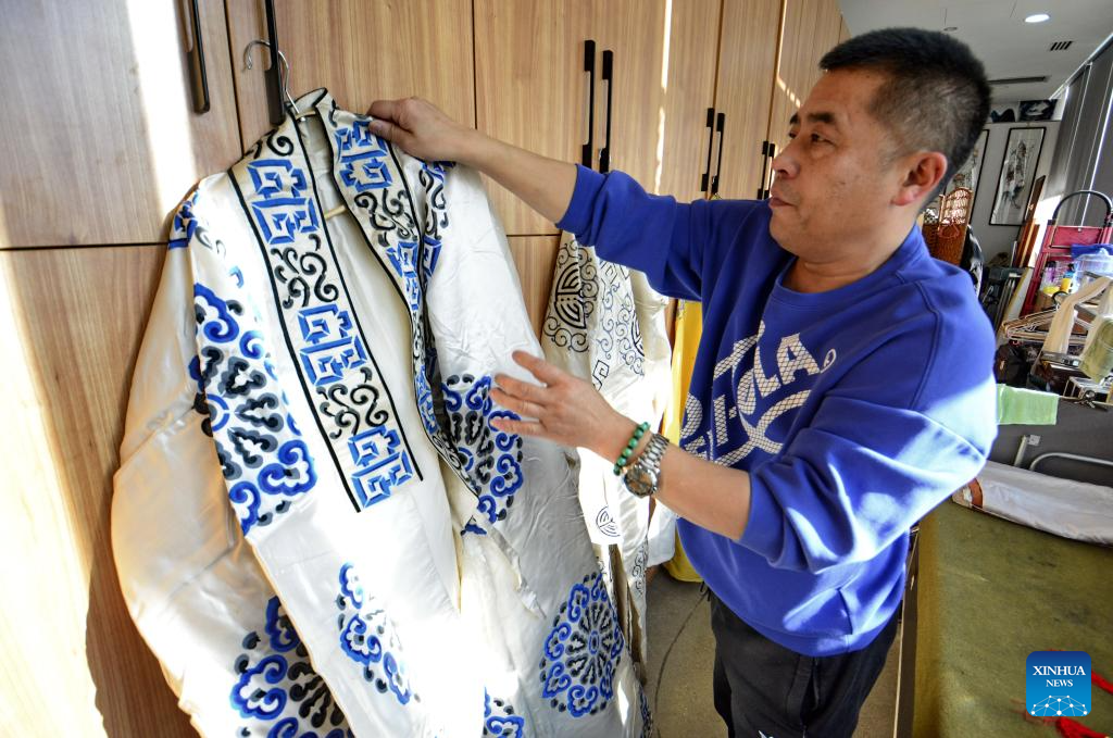 Intangible cultural heritage inheritor promotes Peking Opera facial makeup painting