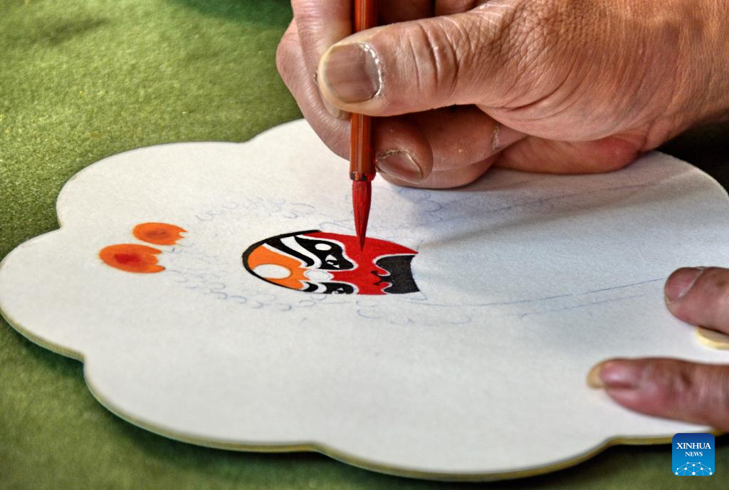 Intangible cultural heritage inheritor promotes Peking Opera facial makeup painting