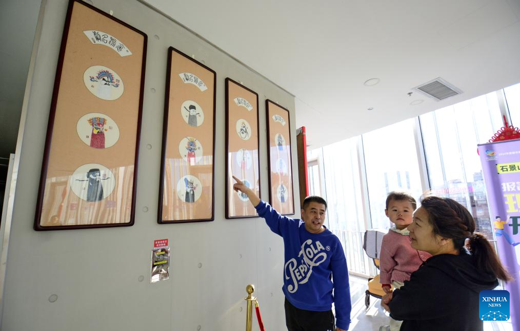 Intangible cultural heritage inheritor promotes Peking Opera facial makeup painting