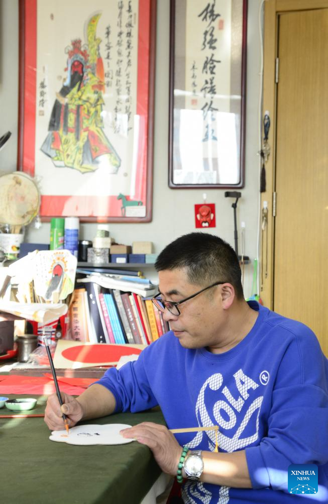 Intangible cultural heritage inheritor promotes Peking Opera facial makeup painting