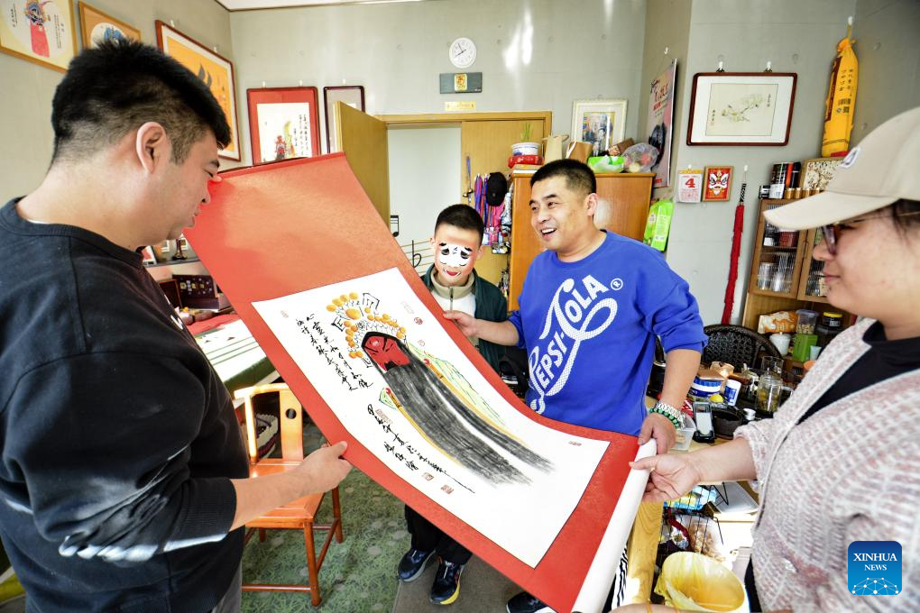 Intangible cultural heritage inheritor promotes Peking Opera facial makeup painting