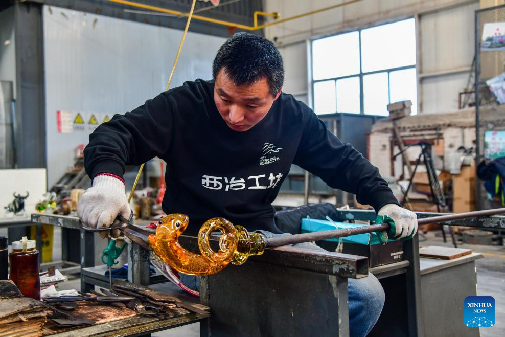 A glimpse of colored glaze crafts in Boshan, E China's Shandong