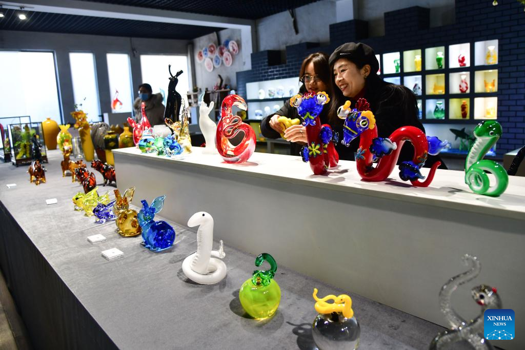 A glimpse of colored glaze crafts in Boshan, E China's Shandong