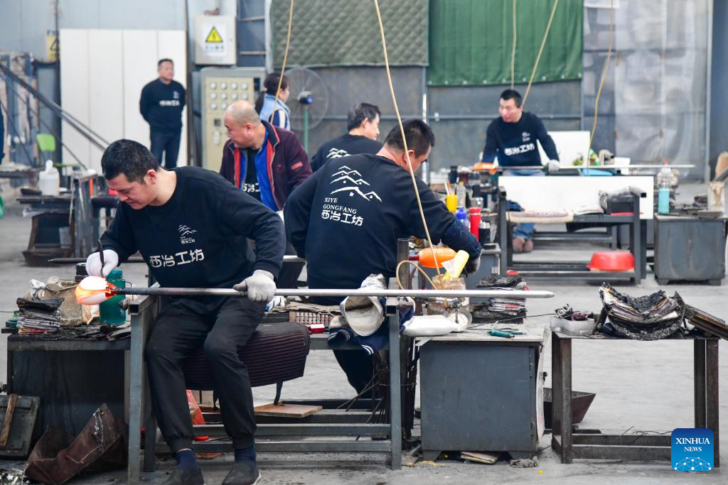 A glimpse of colored glaze crafts in Boshan, E China's Shandong