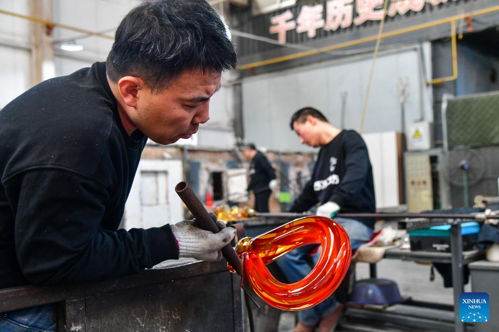 A glimpse of colored glaze crafts in Boshan, E China's Shandong