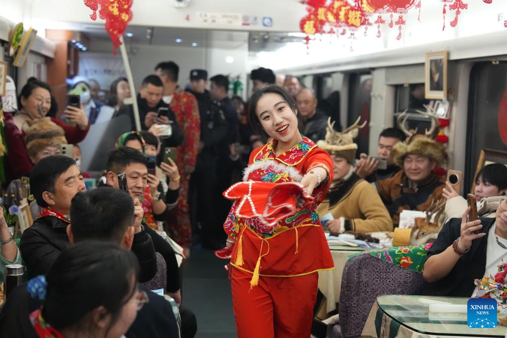 Train themed with local intangible cultural heritages starts operation in Heilongjiang