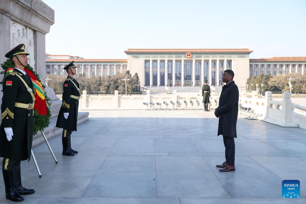 Grenadian PM lays wreath at Monument to the People's Heroes on Tian'anmen Square