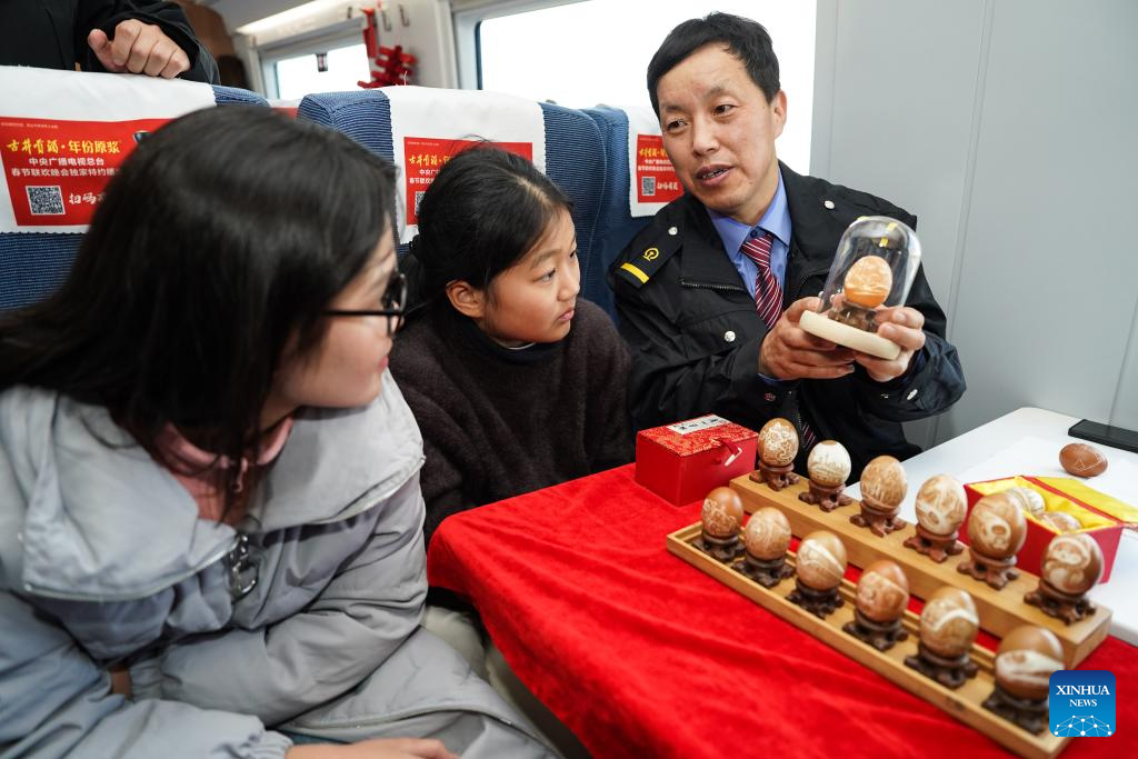 Railway staff showcase Anhui's intangible cultural heritages on train ahead of Spring Festival travel rush