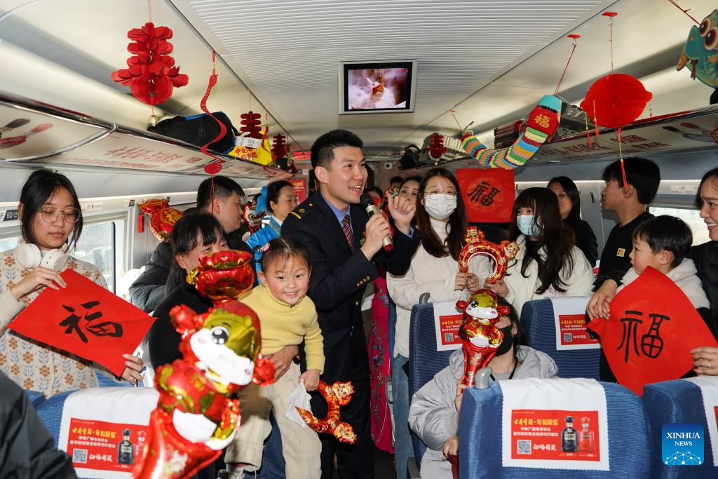 Railway staff showcase Anhui's intangible cultural heritages on train ahead of Spring Festival travel rush