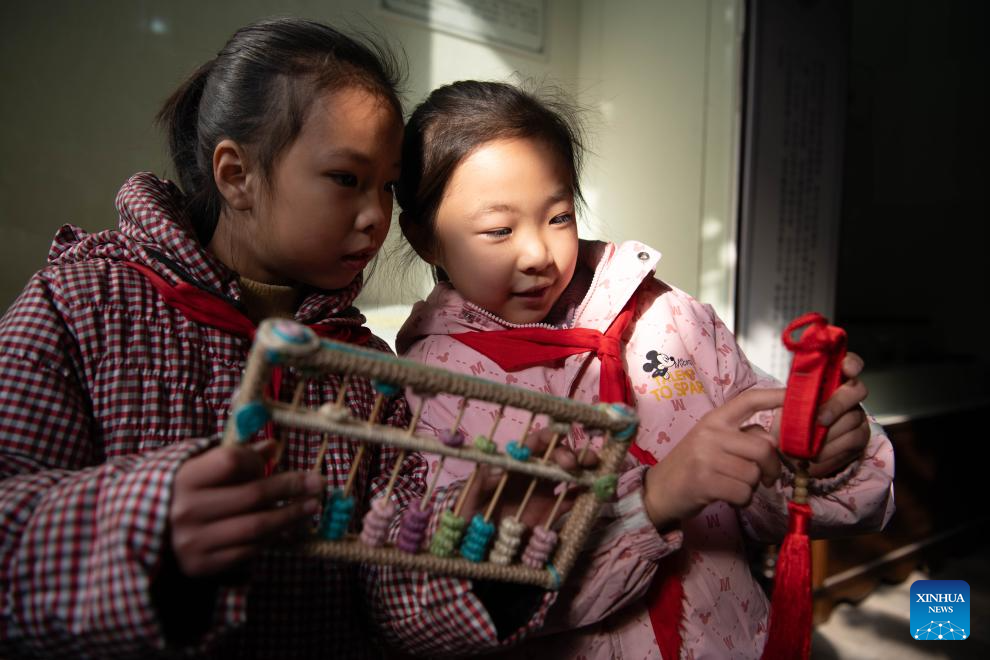 Math teacher integrates traditional abacus culture into math classes in Anhui, E China