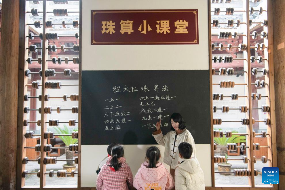 Math teacher integrates traditional abacus culture into math classes in Anhui, E China