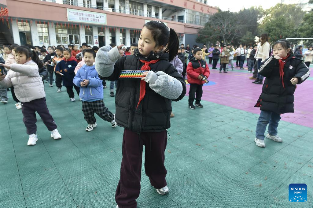 Math teacher integrates traditional abacus culture into math classes in Anhui, E China