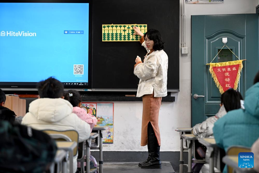 Math teacher integrates traditional abacus culture into math classes in Anhui, E China