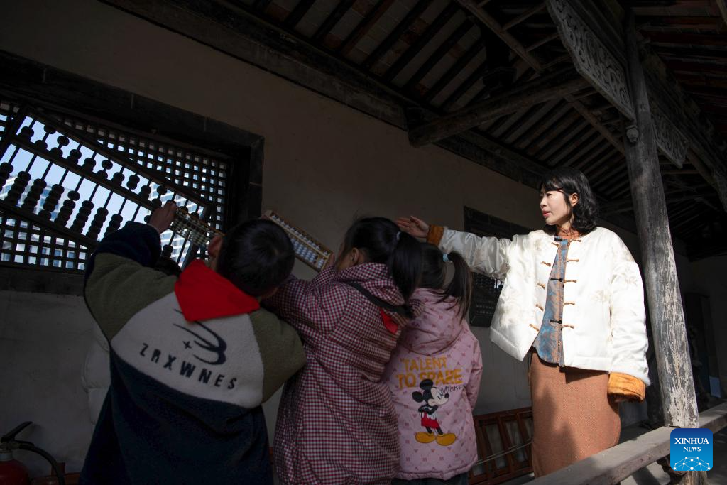 Math teacher integrates traditional abacus culture into math classes in Anhui, E China