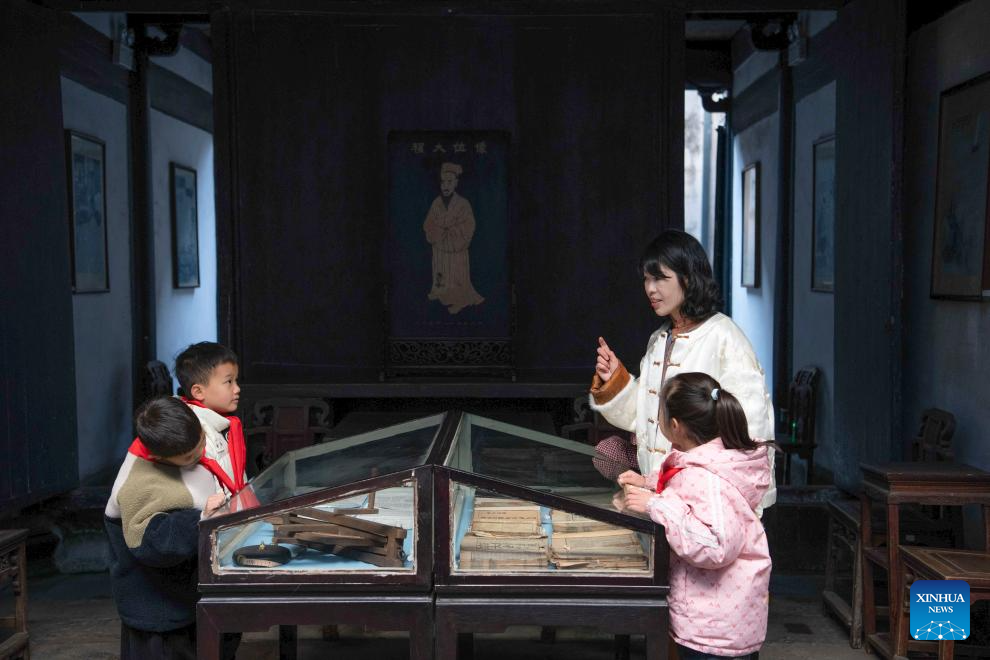 Math teacher integrates traditional abacus culture into math classes in Anhui, E China