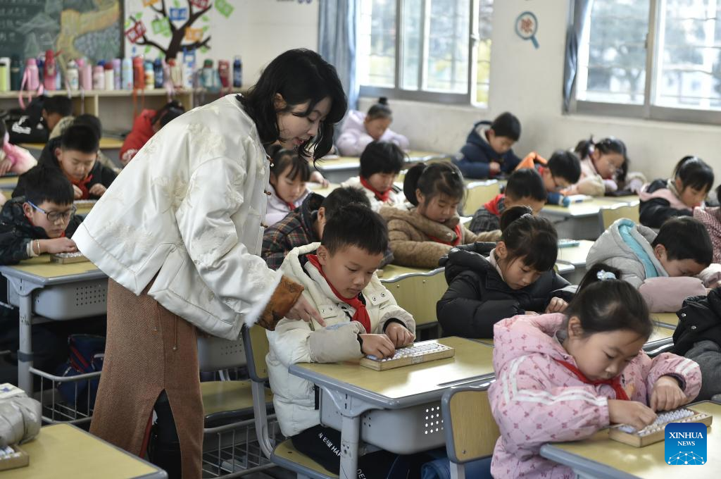 Math teacher integrates traditional abacus culture into math classes in Anhui, E China