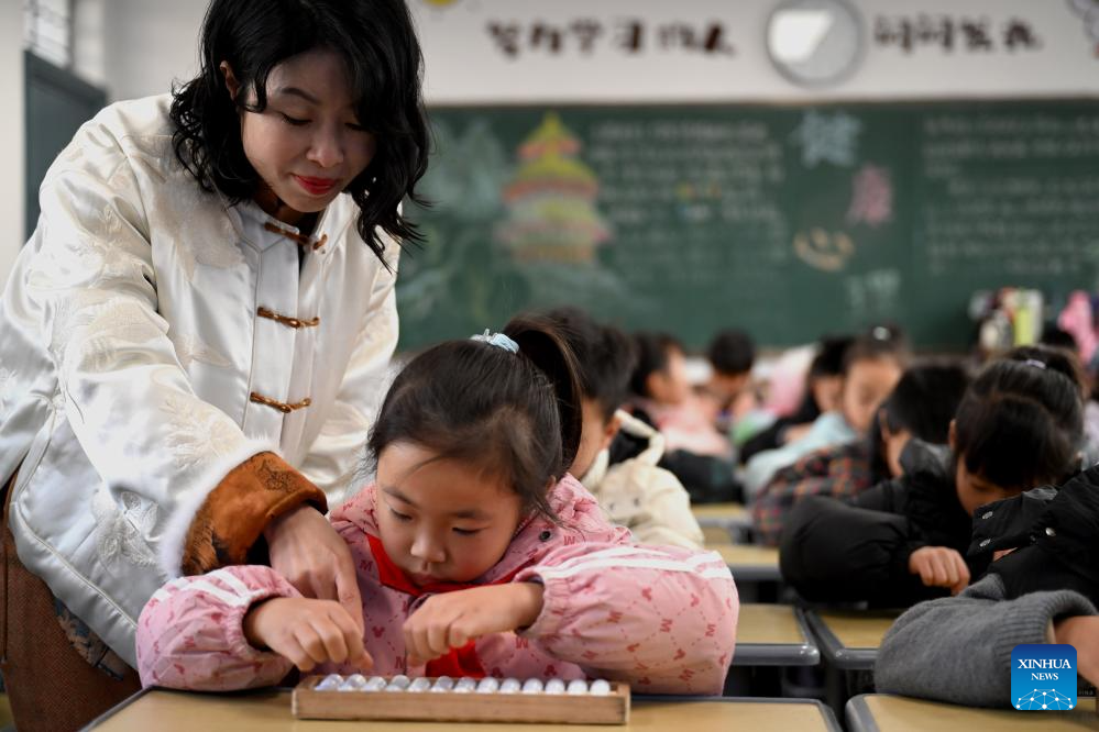 Math teacher integrates traditional abacus culture into math classes in Anhui, E China