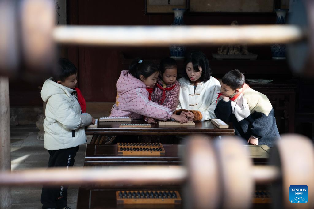 Math teacher integrates traditional abacus culture into math classes in Anhui, E China