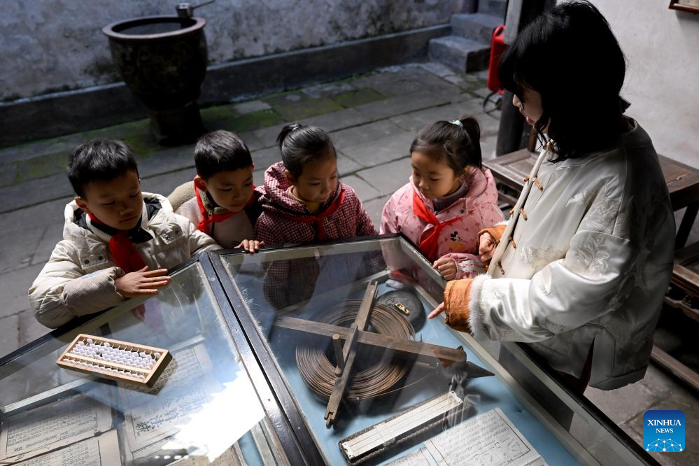 Math teacher integrates traditional abacus culture into math classes in Anhui, E China