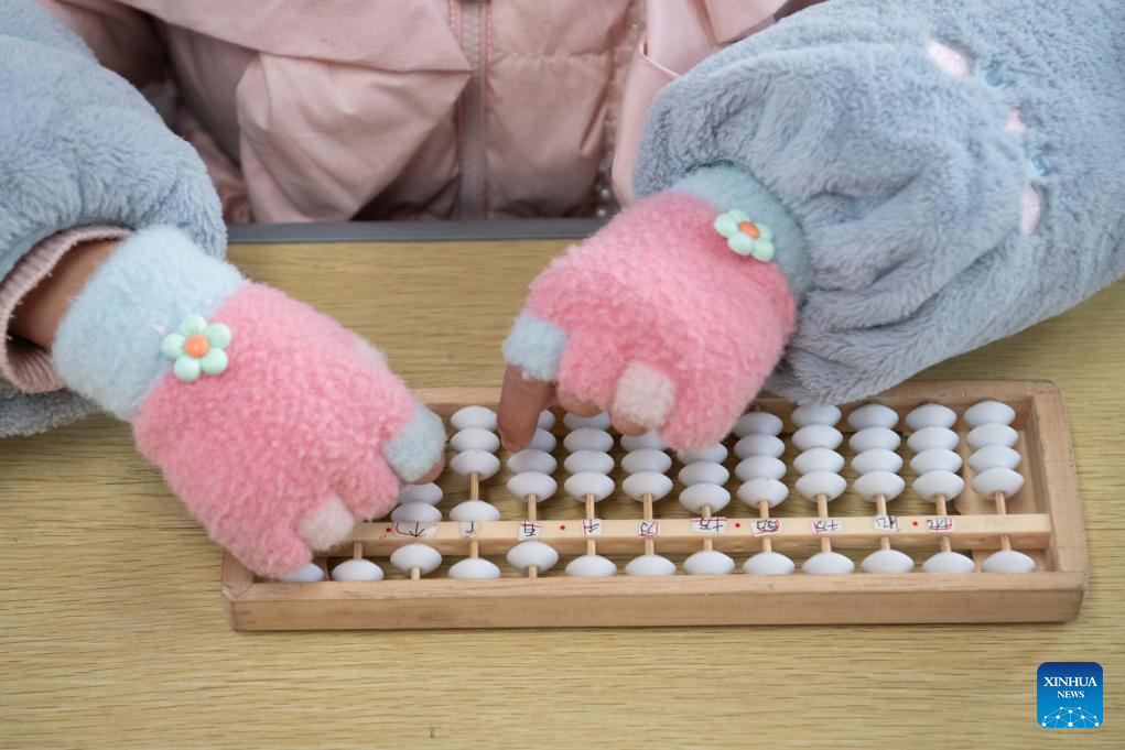 Math teacher integrates traditional abacus culture into math classes in Anhui, E China