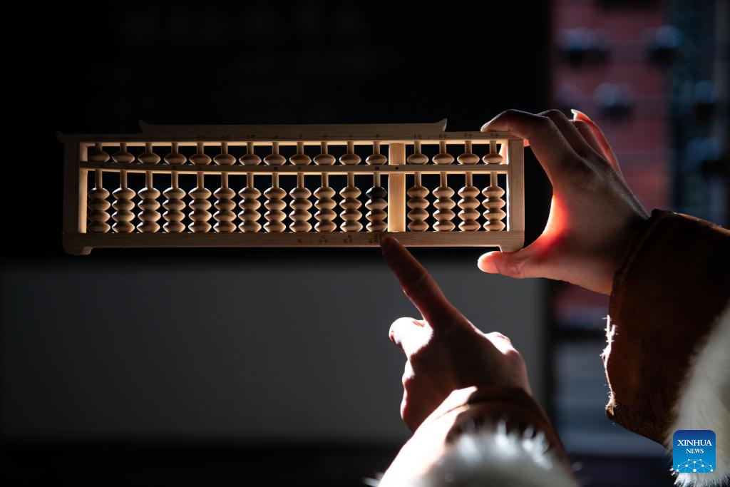 Math teacher integrates traditional abacus culture into math classes in Anhui, E China