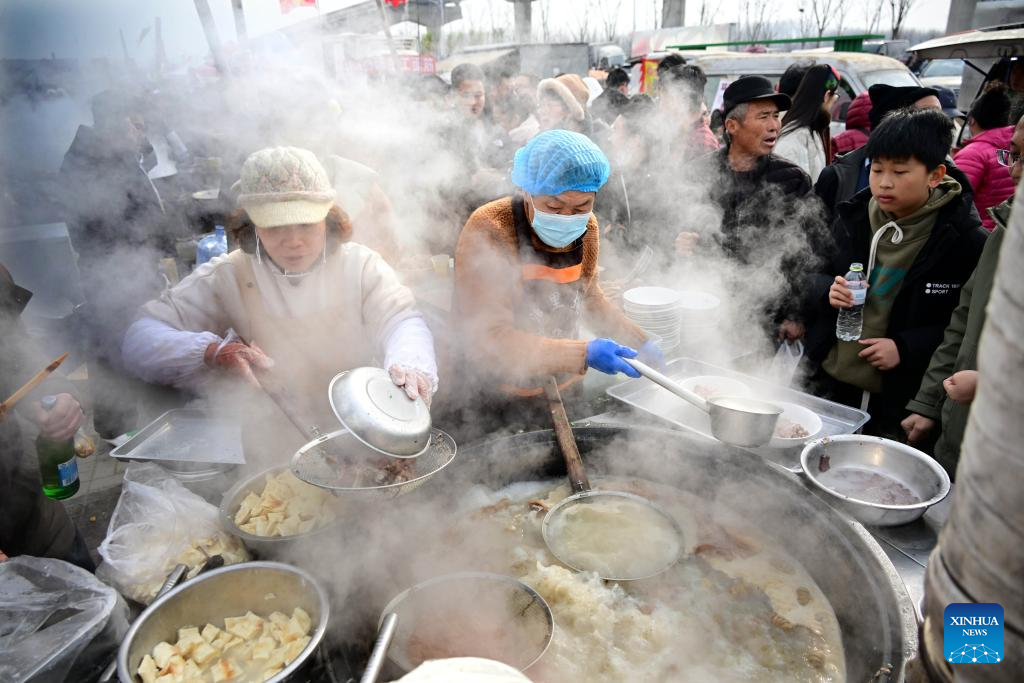 Traditional market in Qingdao attracts visitors ahead of Spring Festival