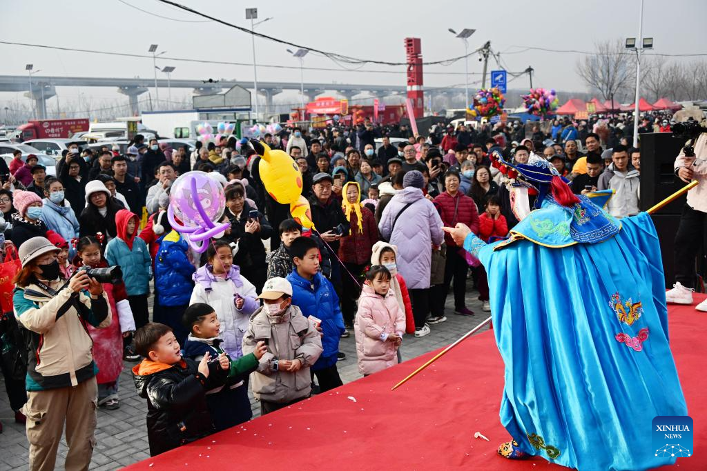 Traditional market in Qingdao attracts visitors ahead of Spring Festival