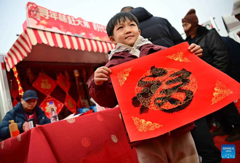 Traditional market in Qingdao attracts visitors ahead of Spring Festival