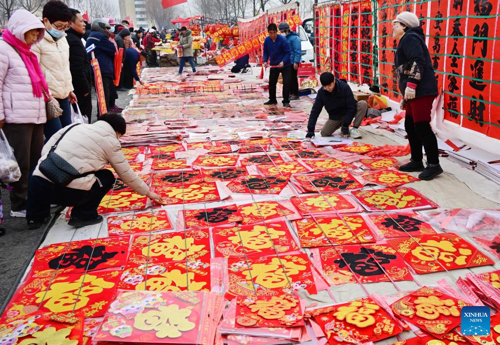 Traditional market in Qingdao attracts visitors ahead of Spring Festival