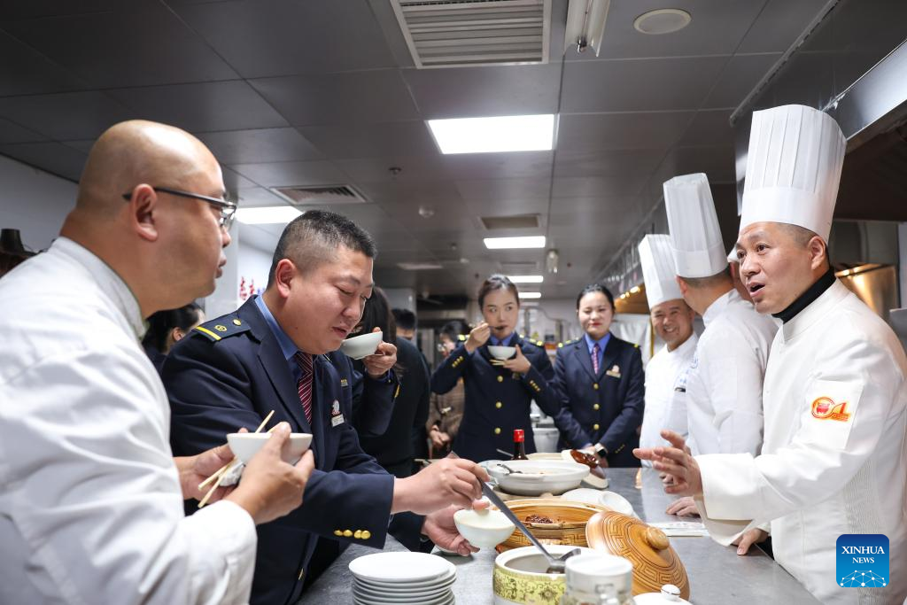 China Railway Shanghai Bureau enhances passenger experience during Spring Festival travel rush