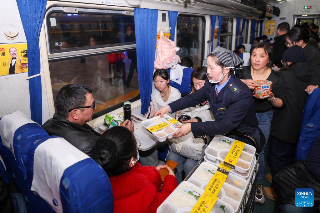 China Railway Shanghai Bureau enhances passenger experience during Spring Festival travel rush