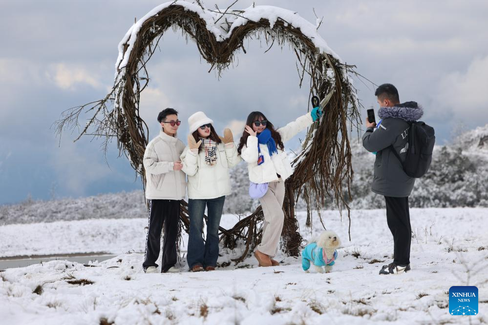 China's Sichuan attracts tourists, snow sports enthusiasts with rich ice and snow resources