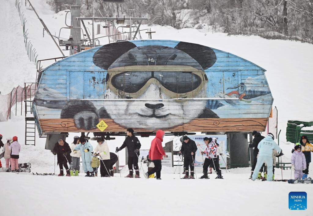 China's Sichuan attracts tourists, snow sports enthusiasts with rich ice and snow resources