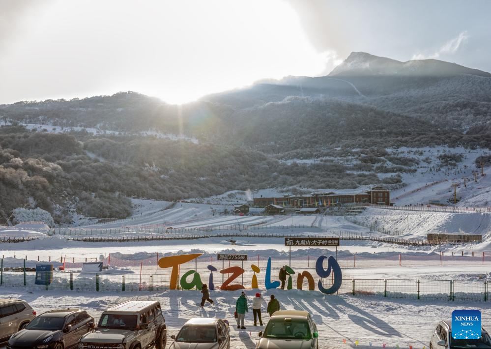 China's Sichuan attracts tourists, snow sports enthusiasts with rich ice and snow resources