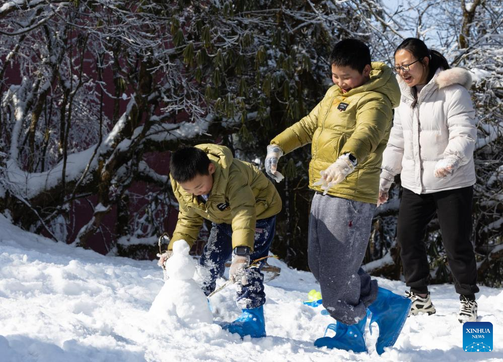 China's Sichuan attracts tourists, snow sports enthusiasts with rich ice and snow resources