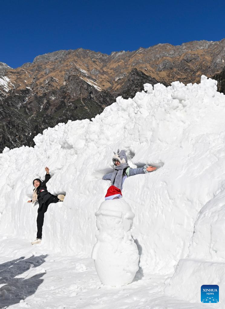 China's Sichuan attracts tourists, snow sports enthusiasts with rich ice and snow resources