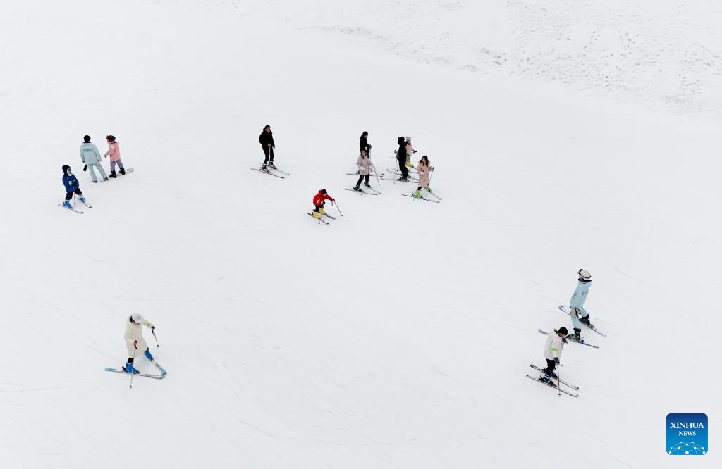 China's Sichuan attracts tourists, snow sports enthusiasts with rich ice and snow resources