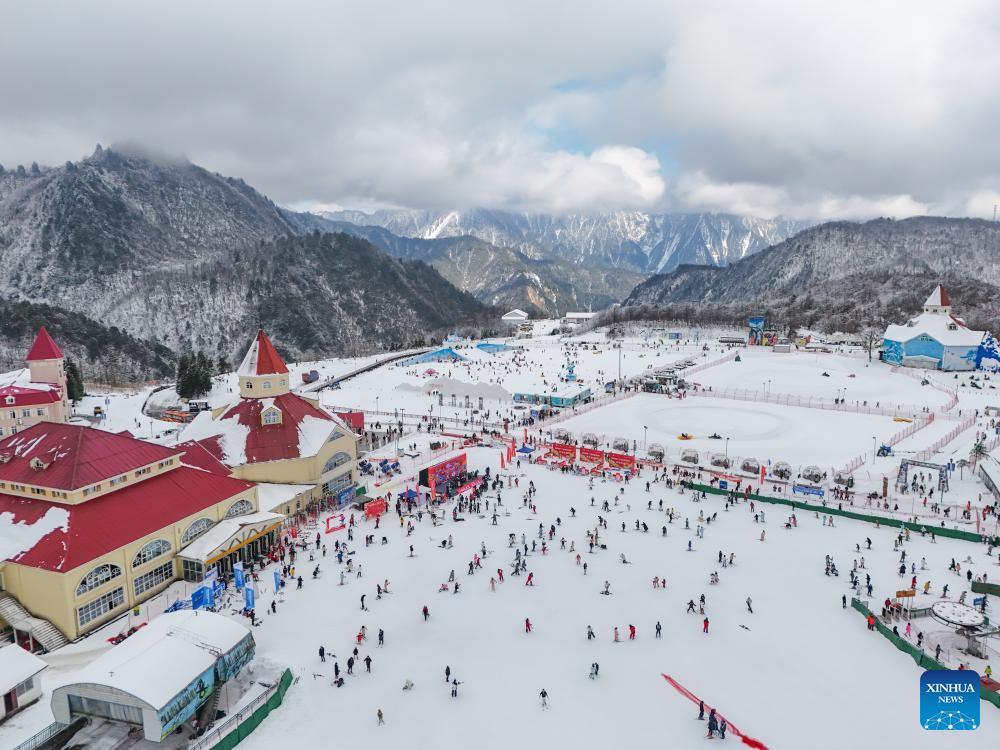 China's Sichuan attracts tourists, snow sports enthusiasts with rich ice and snow resources