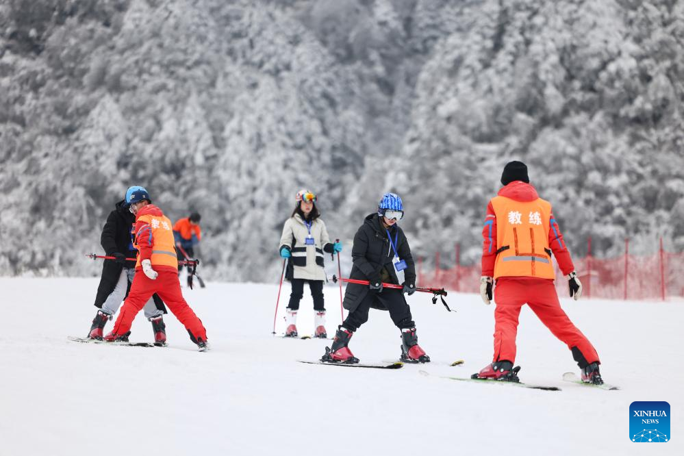 China's Sichuan attracts tourists, snow sports enthusiasts with rich ice and snow resources