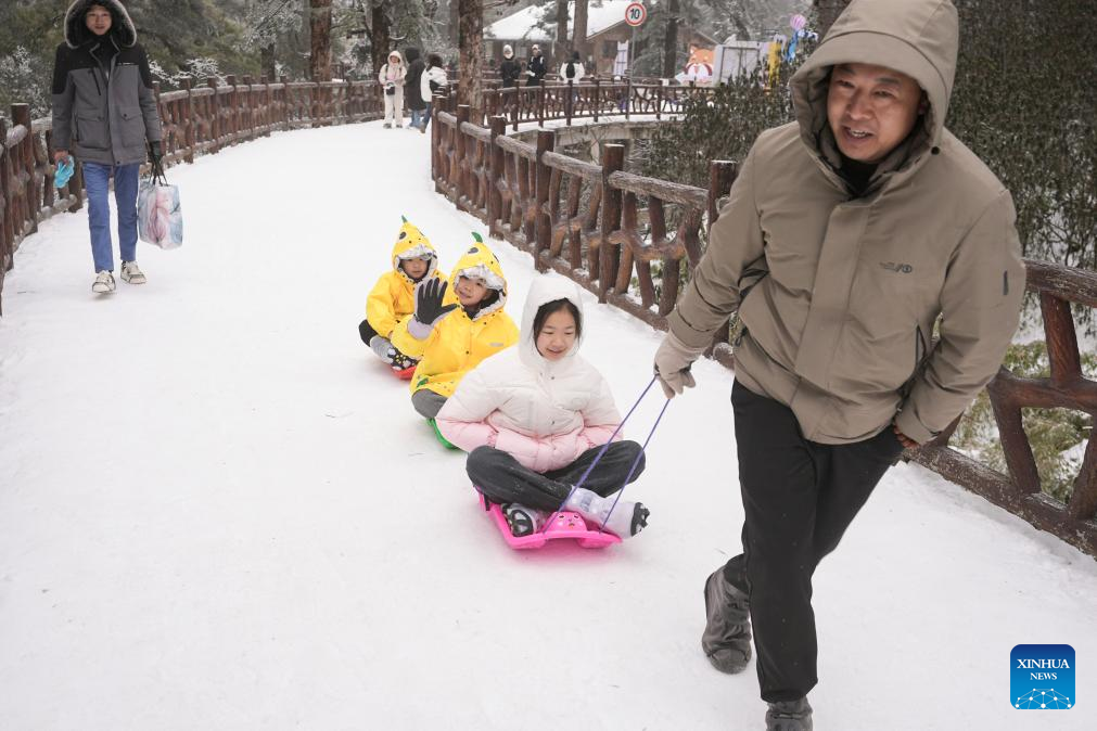 China's Sichuan attracts tourists, snow sports enthusiasts with rich ice and snow resources