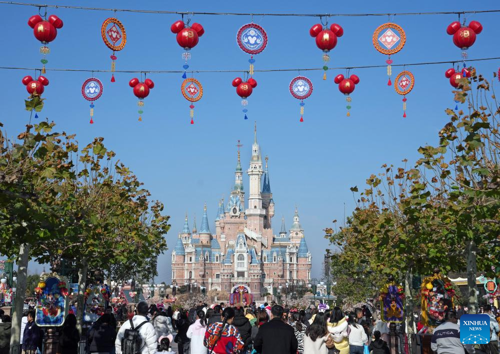 People across China enjoy traditional customs before Spring Festival