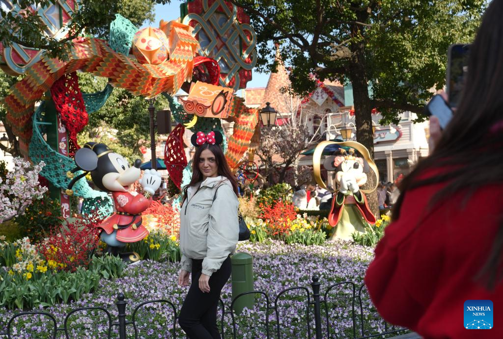 People across China enjoy traditional customs before Spring Festival