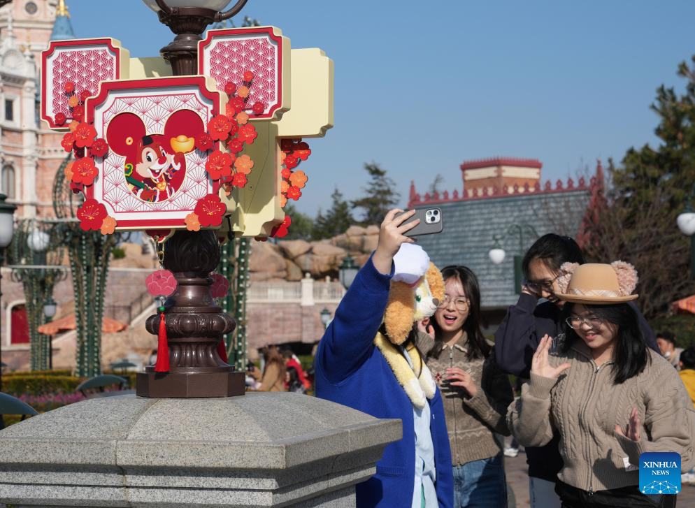 People across China enjoy traditional customs before Spring Festival