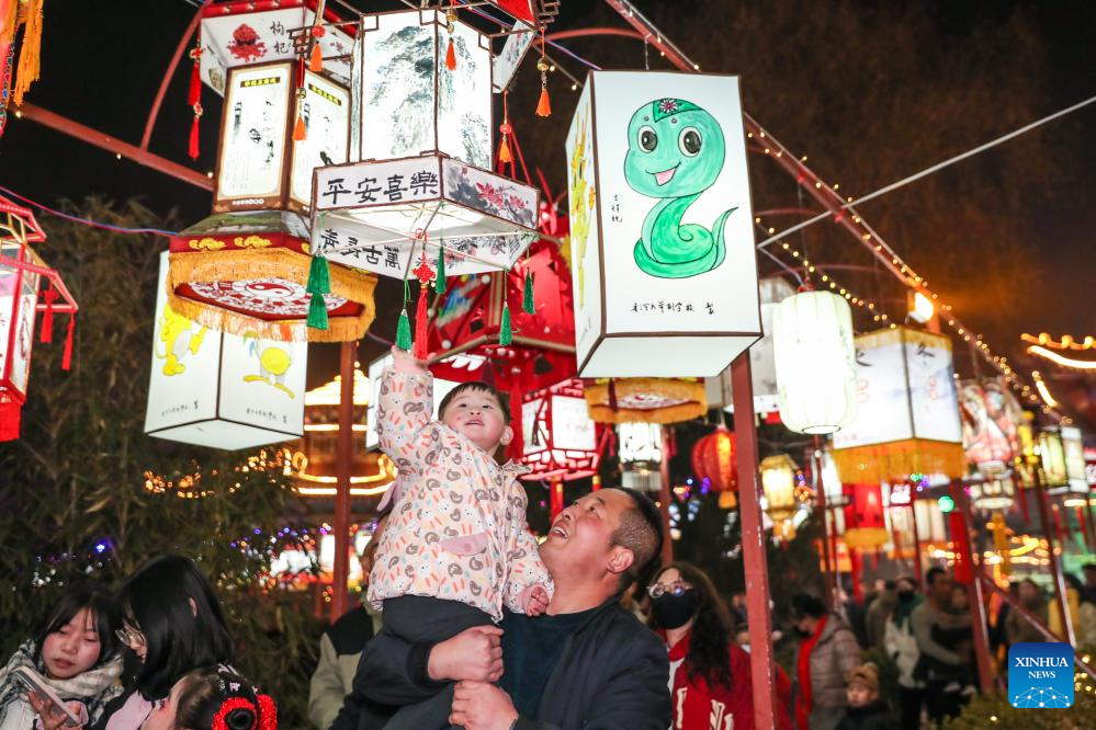 People across China enjoy traditional customs before Spring Festival